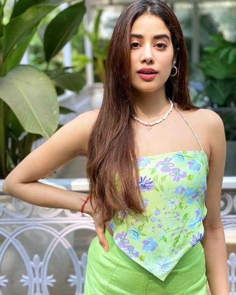 [Image: JanhviKapoor-1.jpg?x62989]