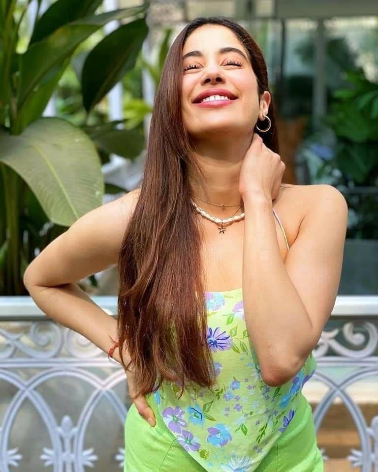 [Image: JanhviKapoor-2.jpg?x62989]