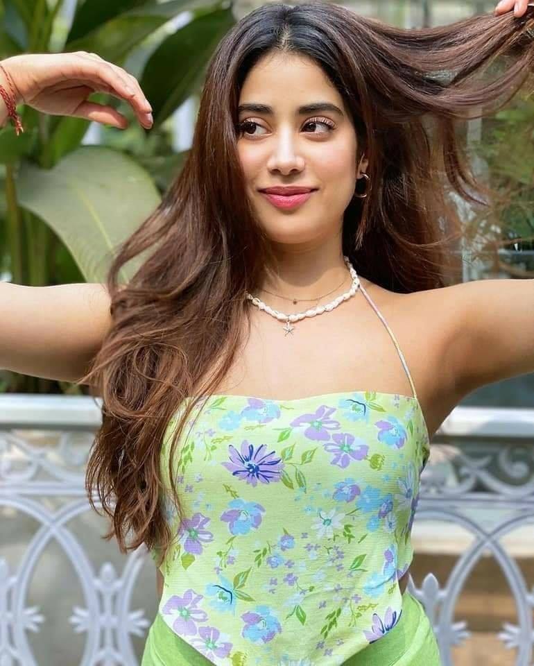 [Image: JanhviKapoor-3.jpg?x62989]