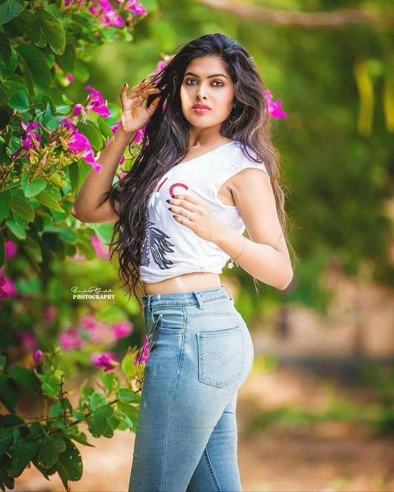 Bigboss Contestant Divi Vadthya latest stills - Moviezupp