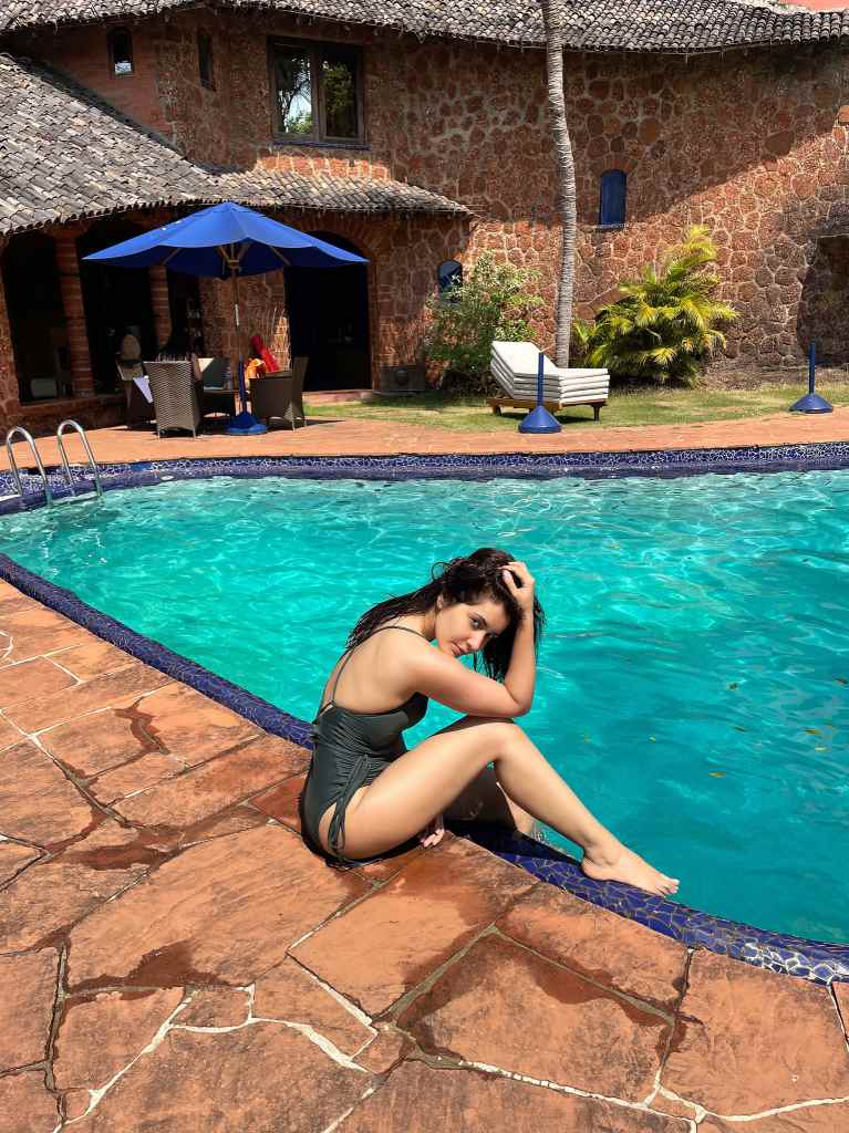 Rashi Khanna Hot still in swimwear | Moviezupp