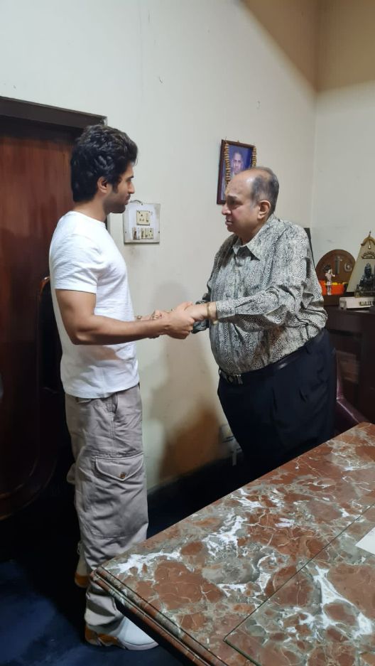 Vijay Deverakonda meets the Proprietor of Maratha Mandir, who called him Arrogant, Watch the video!